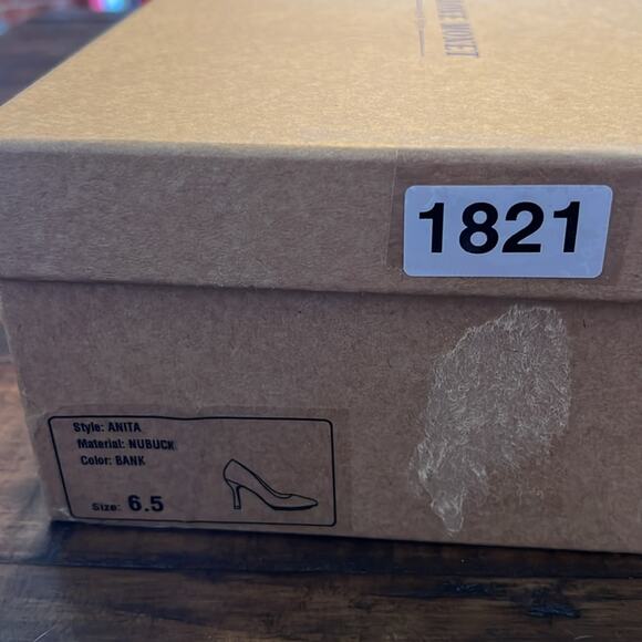 Salone Monet Anita Suede Pumps Classic Timeless Cathedral Heel NEW Size 6.5 - Picture 9 of 11